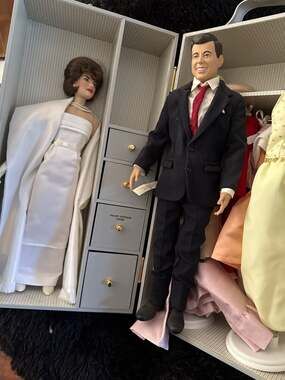 Franklin Mint Jackie Kennedy Doll Collector Wardrobe Trunk Set with John F. Kenn